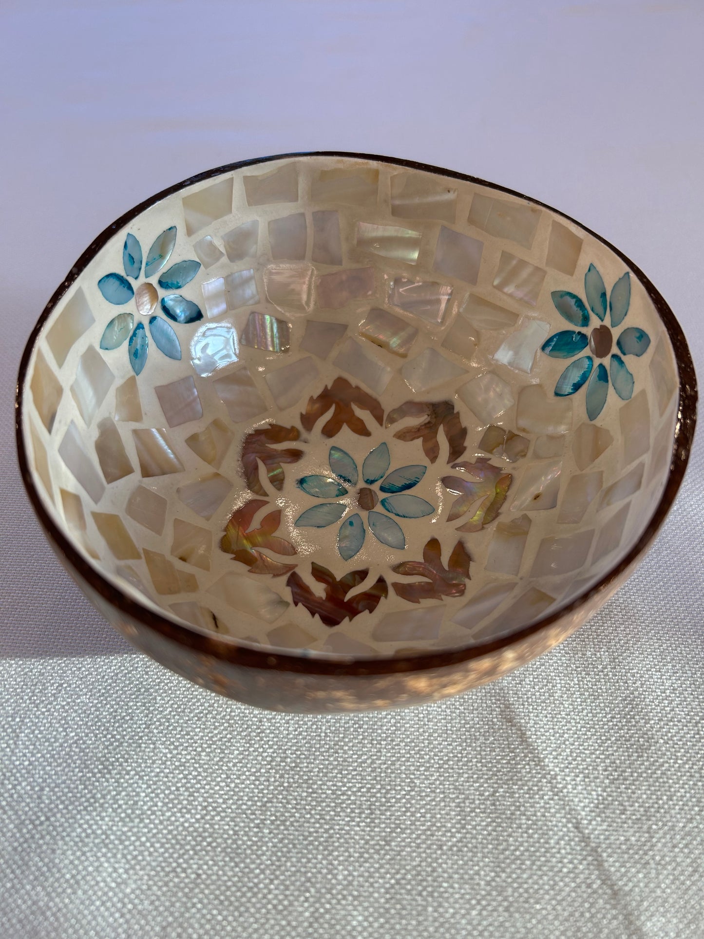 Kokosnussschale Perlmutt drei Blumen