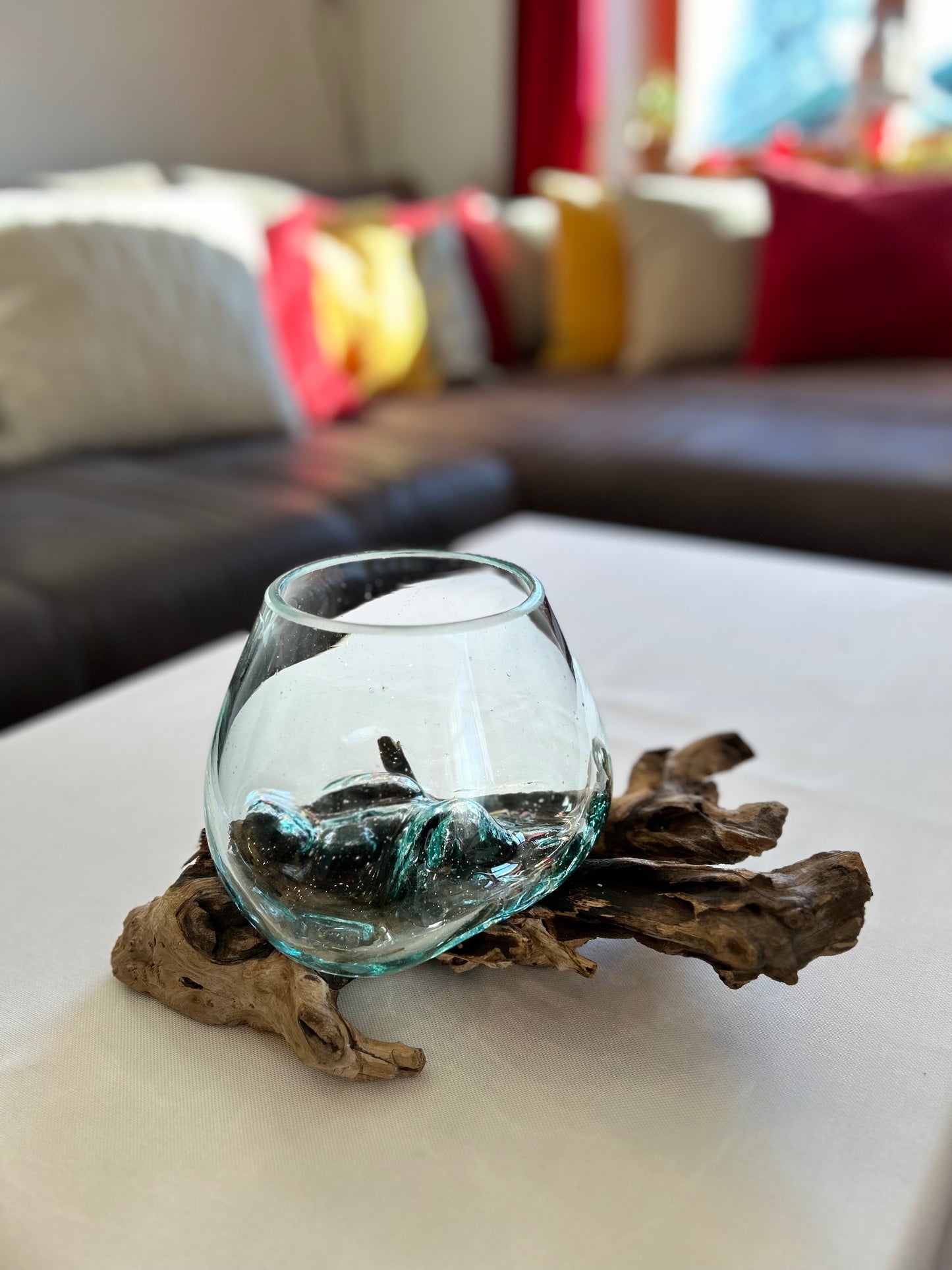 Glas auf Wurzelholz