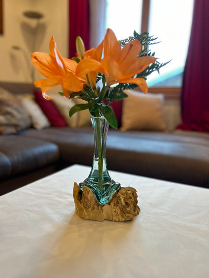 Vase auf Wurzelholz